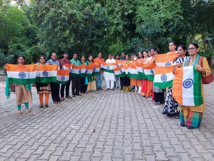 धनबाद विधायक ने हर घर तिरंगा अभियान के लिए सामाजिक संस्थाओं के प्रतिनिधियों को तिरंगा वितरण किया