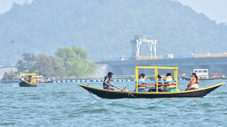 मैथन डैम में बोट संचालकों को निर्धारित शुल्क लेने व क्षमता से अधिक लोगों को सवार नहीं करने का निर्देश