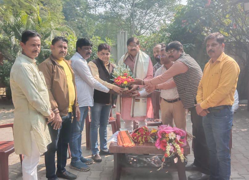 चैंबर ऑफ कॉमर्स, पुराना बाजार के प्रतिनिधिमंडल ने नवनिर्वाचित विधायक राज सिन्हा से मुलाकात कर बधाई दी